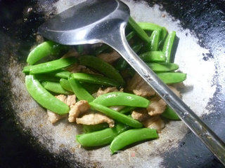五花肉炒甜豆的做法步骤：6