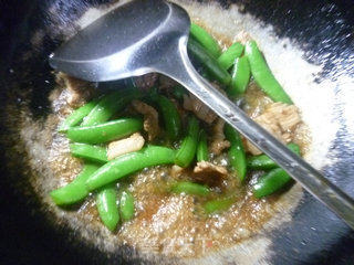 五花肉炒甜豆的做法步骤：8