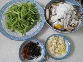 香菇芹菜的做法步骤：2