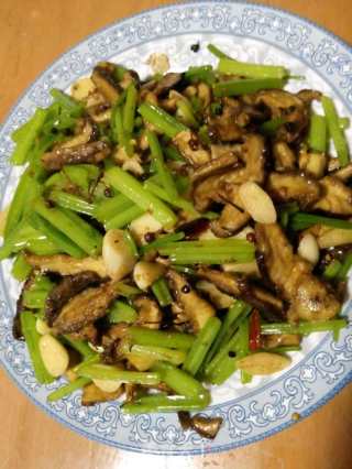 香菇芹菜的做法步骤：6