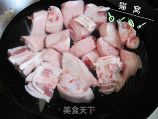 花生薏米猪蹄汤的做法步骤：1