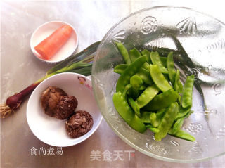 冬菇蚝香荷兰豆的做法步骤：1