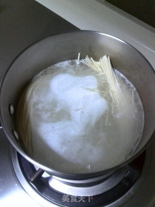 日式骨汤面的做法步骤：2