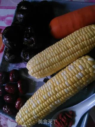 鸡肉煲玉米胡萝卜汤的做法步骤：1