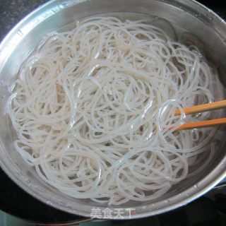 胖鱼头煮粉丝的做法步骤：1