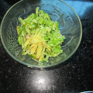 青椒炒泥鳅的做法步骤：2