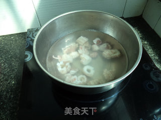 莴笋鱿鱼卷的做法步骤：3