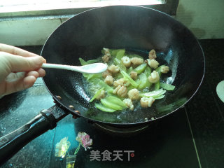 莴笋鱿鱼卷的做法步骤：9