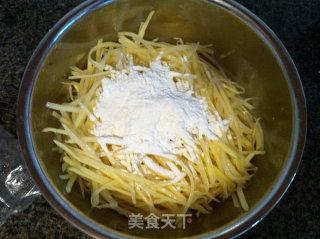 炸土豆丸子的做法步骤：2