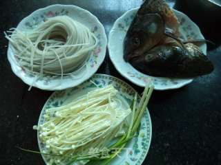 金针菇粉丝鱼汤的做法步骤：1