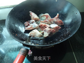 金针菇粉丝鱼汤的做法步骤：3