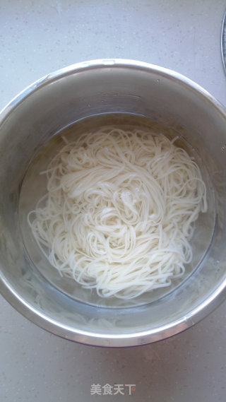 炒挂面的做法步骤：2