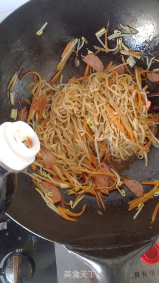 炒挂面的做法步骤：8