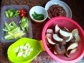 鲜冬菇炒牛肉的做法步骤：1
