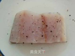 香煎肺鱼配蔬菜沙的做法步骤：3