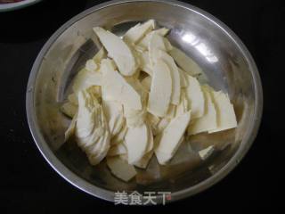 冬笋炒香肠的做法步骤：2