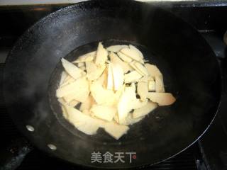 冬笋炒香肠的做法步骤：5