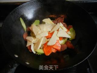冬笋炒香肠的做法步骤：9