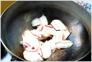 不用放任何调料的腊肉莲白的做法步骤：3