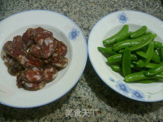 麻辣肠炒甜豆的做法步骤：1