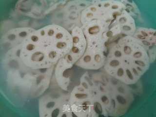 辣酱炒莲藕的做法步骤：1