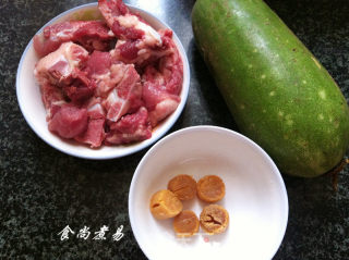 瑶柱排骨节瓜汤的做法步骤：1
