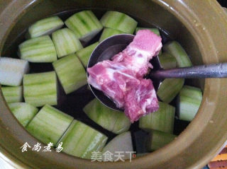 瑶柱排骨节瓜汤的做法步骤：4