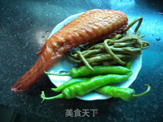 咸豆角腊翅膀的做法步骤：1