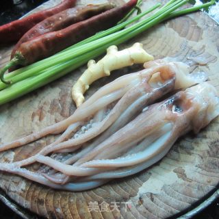 西芹鱿鱼须的做法步骤：1