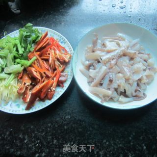 西芹鱿鱼须的做法步骤：2