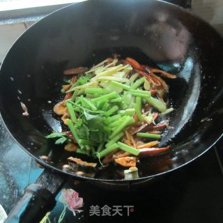 西芹鱿鱼须的做法步骤：5