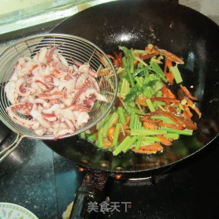 西芹鱿鱼须的做法步骤：7