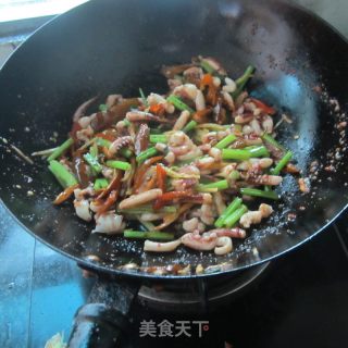 西芹鱿鱼须的做法步骤：10