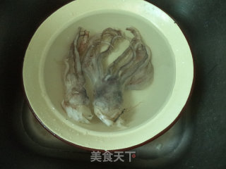 孜然鱿鱼串的做法步骤：1