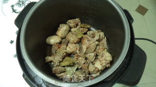 电饭锅焖鸭的做法步骤：6