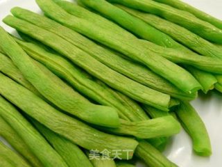 腊味干煸四季豆 ♥ 腊肉不只是年菜5的做法步骤：3