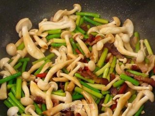 蒜苔腊肉 ♥腊肉不只是年菜6的做法步骤：7