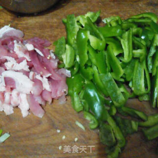 青椒炒肉的做法步骤：1