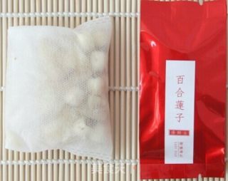 莲子百合汤的做法步骤：1