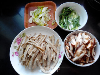黄豆芽炒千层香干的做法步骤：3