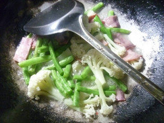 培根梅豆炒花菜的做法步骤：6
