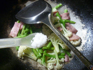培根梅豆炒花菜的做法步骤：8