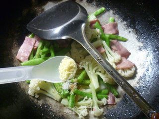 培根梅豆炒花菜的做法步骤：9