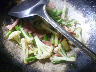 培根梅豆炒花菜的做法步骤：10