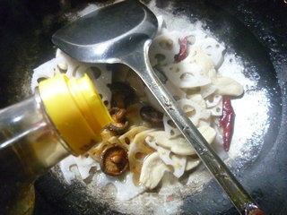 香菇大豆蛋白炒莲藕的做法步骤：6