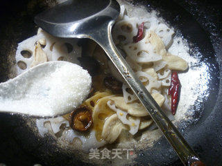 香菇大豆蛋白炒莲藕的做法步骤：7