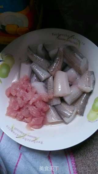 九肚鱼粉丝瘦肉汤的做法步骤：2