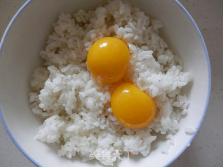 多彩蛋炒饭的做法步骤：1