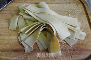 凤爪烧豆腐结的做法步骤：2