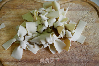 凤爪烧豆腐结的做法步骤：3